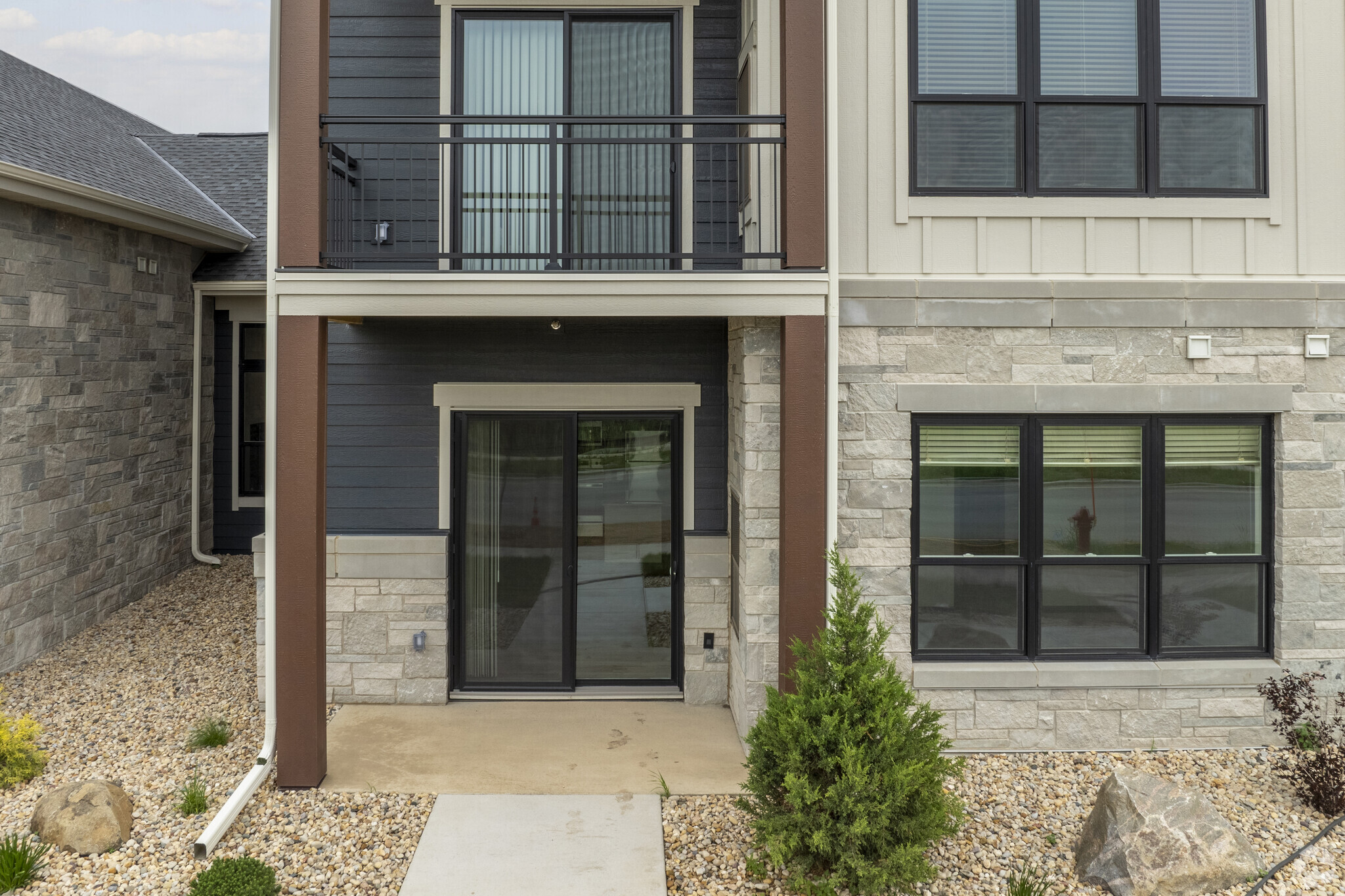 the front door to Irish Fields Apartments